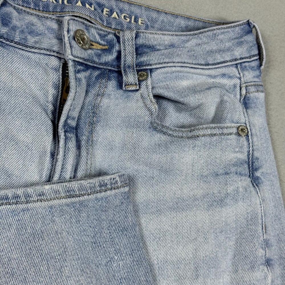 American Eagle High Waisted Mom Jeans Light Wash Blue Denim Womens Size 4 Long